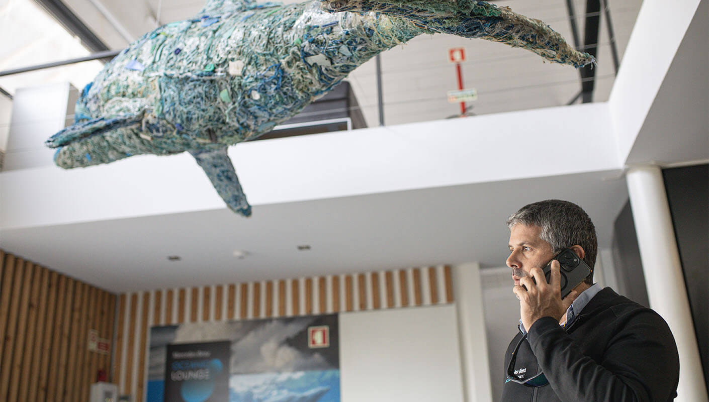 Bernardo no Mercedes-Benz Oceanic Lounge