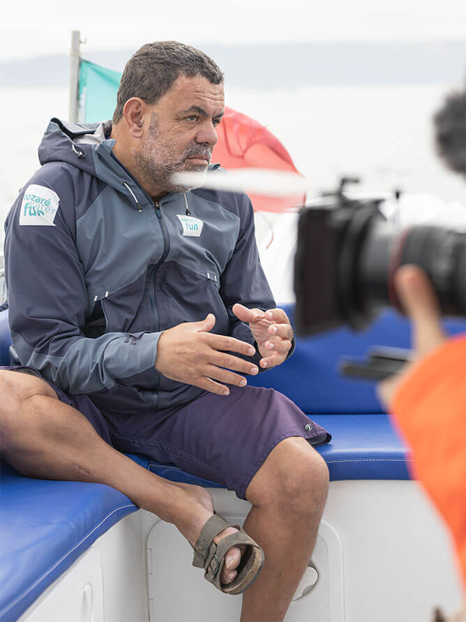 E conversa com Lino na sua embarcação ao longo da costa da Nazaré