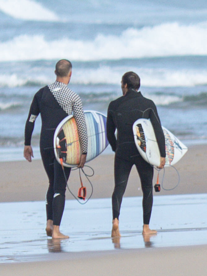 João Macedo a entrar no mar, pronto para <i>surf</i>