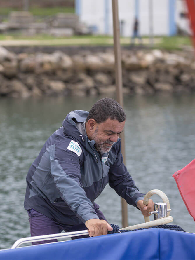 Lino a prender a embarcação na marina da Nazaré